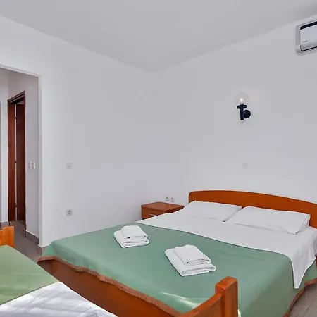 Pokrivenik 10427c Apartment Jelsa (Hvar)